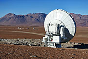 Eine ferne ALMA-Antennenschüssel