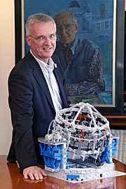 Director General de ESO durante la entrega del modelo en LEGO del E-ELT