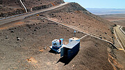 Forscher*innen beim Aufbau des OASIS-Projektcontainers am Paranal-Observatorium der ESO