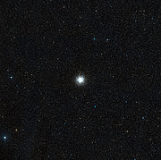 Širokoúhlý pohled na oblast oblohy kolem kulové hvězdokupy M 55