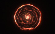 Dziwna spirala dostrzeżona przez ALMA wokół czerwonego olbrzyma R Sculptoris (wizualizacja danych)