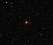 Vidvinkelbillede af himlen omkring den røde kæmpestjerne R Sculptoris