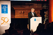 Brian Schmidt na gala do 50º aniversário do ESO
