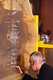 Assinatura de um protótipo de um segmento de espelho do E-ELT para marcar o 50º aniversário do ESO