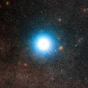 Der helle Stern Alpha Centauri und seine Umgebung