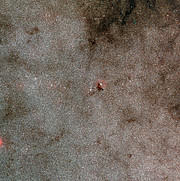Laajan näkökentän näkymä tähtijoukosta NGC 6520 ja tummasta pilvestä Barnard 86