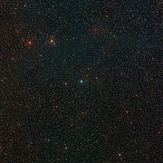 Vidvinkelbild av himlen omkring den unga stjärnan HD 100546