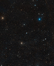 Širokoúhlý pohled na oblast oblohy kolem galaxie NGC 3783