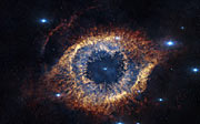 Standbild aus dem IMAX® 3D-Film „Verborgenes Universum” mit dem Helixnebel im infraroten Wellenlängenbereich