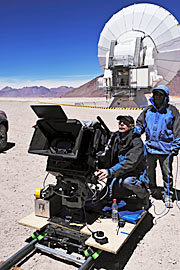 Malcolm Ludgate, Kameramann des IMAX® 3D-Films „Verborgenes Universum”, mit einer IMAX-Kamera