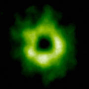 Snímek sněžné čáry oxidu uhelnatého v systému TW Hydrae získaný teleskopem ALMA