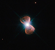 Bipolární planetární mlhovina Hubble 12