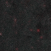 Weitfeldaufnahme der Himmelsregion um die weit entfernte aktive Galaxie PKS 1830-211