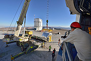 Het MUSE-instrument tijdens zijn eindklim naar de Very Large Telescope op Paranal