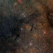 Visión de amplio campo del cielo alrededor del cúmulo Westerlund 1