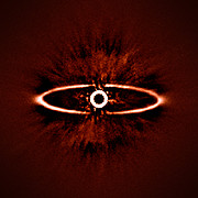 Záběr prachového disku kolem hvězdy HR 4796A pořízený přístrojem SPHERE