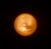 Záběr Saturnova měsíce Titan pořízený přístrojem SPHERE