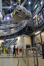 Lo strumento SPHERE viene sollevato nella cupola dell'UT 3 (Unit Telescope 3) del VLT dell'ESO
