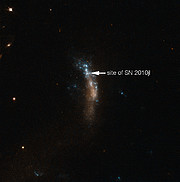 La galaxia enana UGC 5189A, formación que alberga a la supernova SN 2010jl (con referencia)