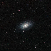 Overzichtsfoto van Messier 33 en omgeving