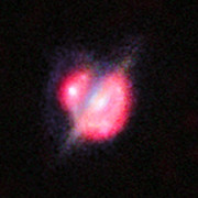 Galáxias em fusão no Universo longínquo observadas através de uma lente gravitacional