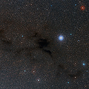 Vidvinkelbild av himlen runt det mörka molnet Lupus 4