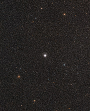 Imagem de grande angular do céu em torno do enxame estelar globular Messier 54