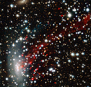 Imagem MUSE da galáxia ESO 137-01, na qual está a ser exercida uma  pressão de varrimento
