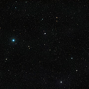 Großfeldansicht der Himmelsregion um den ungewöhnlichen Doppelstern V471 Tauri