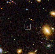 Den avlägsna, dammiga galaxen A1689-zD1 bakom galaxhopen Abell 1689 i infrarött och synligt ljus