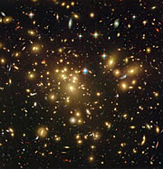 Den avlägsna, dammiga galaxen A1689-zD1 bakom galaxhopen Abell 1689