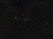 Širokoúhlý pohled na oblohu kolem Trpasličí galaxii v souhvězdí Sochaře