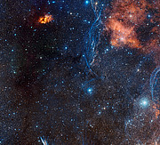 A rica paisagem celeste em torno da estrela dupla velha IRAS 08544-4431