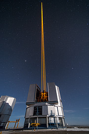 Na observatoři Paranal byl poprvé vyzkoušen nejvýkonnější systém vytvářející pomocí laseru umělé referenční hvězdy pro systém adaptivní optiky