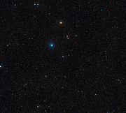 De hemel rond de drievoudige ster HD 131399