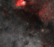 Širokoúhlý pohled na oblohu v okolí hvězdokupy M18