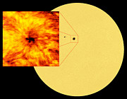 Imagem da superfície solar juntamente com uma imagem de grande plano de uma mancha solar (obtida pelo ALMA)
