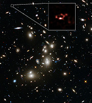 Aufnahmen von ALMA und des Hubble-Weltraumteleskops der fernen staubhaltigen Galaxie A2744_YD4