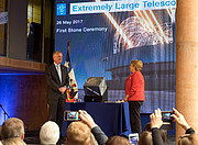 La Presidentessa del Cile, Michelle Bachelet, sigilla la capsula del tempo durante la cerimonia per la posa della prima pietra dell'ELT