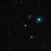 Imagem de grande angular de Messier 77 (imagem obtida a partir do solo)