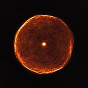 Bolha delicada de material expelido encontrada em torno da estrela vermelha fria U Antliae