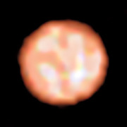 Het oppervlak van de rode reuzenster π1 Gruis, gezien door PIONIER van de VLT