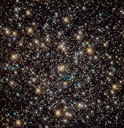 Hubble-opname van de bolvormige sterrenhoop NGC 3201 (geannoteerd)