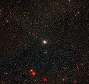 Širokoúhlý snímek zachycující oblohu v okolí kulové hvězdokupy NGC 3201
