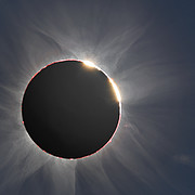 O efeito de anel de diamantes observado durante o eclipse total anular do Sol de 3 de novembro de 2013
