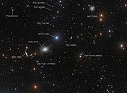 Kommentierte Ansicht der Umgebung der elliptischen Galaxie NGC 5018