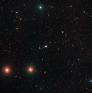 DSS obrázek okolí eliptické galaxie NGC 5018 v souhvězdí Panny