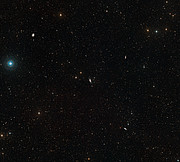 Okolí galaxie NGC 3981 na záběru z přehlídky DSS