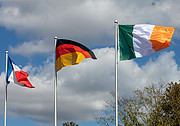 Irlandzka flaga obok siedziby ESO