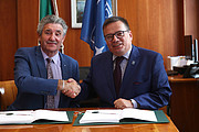De Ierse toetredingsovereenkomst wordt ondertekend